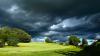 Dunkle Wolken über einem leuchtend grünen Feld bieten zwischen Jedelhausen und Reutti einen faszinierenden Anblick.