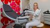 Im Behandlungszimmer: Dr. Anne-Sophie Fleckenstein erklärt die Lasertherapie bei Belastungsinkontinenz.