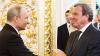 Das von der staatlichen russischen Nachrichtenagentur Sputnik veröffentlichte Poolfoto zeigt Gerhard Schröder (r), ehemaliger deutscher Bundeskanzler, gibt Wladimir Putin (l), Präsident von Russland, bei dessen vierter Amtseinführung im Kreml die Hand.