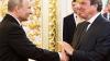 Das von der staatlichen russischen Nachrichtenagentur Sputnik veröffentlichte Poolfoto zeigt Gerhard Schröder (r), ehemaliger deutscher Bundeskanzler, gibt Wladimir Putin (l), Präsident von Russland, bei dessen vierter Amtseinführung im Kreml die Hand.