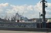 Rauch steigt auf im Hafen von St. Petersburg, Russland.