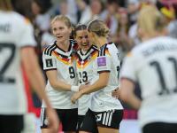 Drei Tickets nach Brasilien, bitte: Sjoeke Nüsken (l), Carlotta Wamser (M) und Klara Bühl.