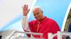 Papst Leo XIV. grüßt bei seiner Ankunft in Spanien.