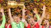 Der FC Bayern hofft mit Kapitän Manuel Neuer (l) und Torjäger Harry Kane (r) auf eine Wiederholung ihres DFB-Pokal-Erfolgs.