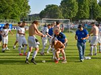 Der FC Issing feierte den Aufstieg in die Kreisliga wie es sich gehört: Auch mit einer Bierdusche für Trainer Tobias Vief.