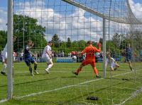 Der FC Penzing (blaue Trikots) brauchte viele Chancen, ehe endlich das entscheidende Tor gegen die SG Lechsee gelang.