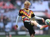 Die DFB-Spieler um Nick Woltemade wärmten sich in auffälligen Shirts auf.