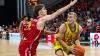 Albas Sam Griesel visiert gegen Bambergs Zach Ensminger den Korb an.