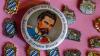 Von König Ludwig II. gibt es Anstecker, Bierkrüge und  T-Shirts. (Archivbild)