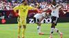 Oliver Baumann und Jonathan Tah klatschen sich im Spiel gegen die USA ab.
