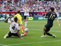 Oliver Baumann wehrt einen Schuss von Christian Pulisic (r) ab. Links Jonathan Tah.
