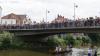 Hunderte Schaulustiger säumten Brücke und Straßen, um das Spektakel auf der Wörnitz beobachten zu können.