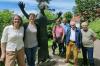 Einige Vertreter der Ausstellung im Gruppenfoto um Kirchners Bronze-Skulptur „Der neue Adam“ (von links): die Kirchner-Enkelinnen Nicola Kirchner, Sophia Föhr und Sarah Kirchner, Erich Hofgärtner sowie die Kirchner-Schüler Egon Stöckle und Jürgen Hochmuth.