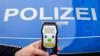 Die Polizei führt bei dem gestürzten Radfahrer einen Alkoholtest durch. (Symbolbild)