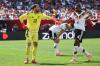 Die deutsche Mannschaft hat ihr letztes Vorbereitungsspiel gegen die USA am Wochenende gewonnen. Hier klatschen sich Torwart Oliver Baumann und Jonathan Tah ab. Aber sind die Menschen im Landkreis Augsburg schon in WM-Stimmung?