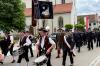 In feierlichem Marsch ging es nach dem Gottesdienst in der Pöttmeser Kirche zum Festplatz. Hier fanden die weiteren Feierlichkeiten zum 150. Jubiläum der Freiwilligen Feuerwehr Pöttmes statt.
