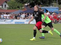 Man of the Match: Marvin Gaag vom BC Adelzhausen, der in dieser Szene Torhüter Quirin Thumm überläuft – dieses Mal aber nicht trifft.