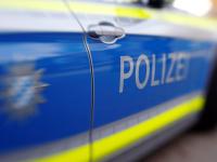 Die Polizei Dillingen sucht Zeugen, nachdem Müll an einem Baggersee abgeladen wurde.