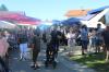 Jung und Alt tummeln sich bei dem geselligen Sommerfest in Apfeldorf.