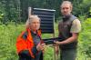 Bevor der Wald stirbt: Forstfachfrau Eva-Maria Birkholz und Förster Maximilian Buczinski informieren sich an einer bei Wertingen aufgestellten Lockstoff-Falle im Rahmen des bayernweiten Monitorings über die Schädlings-Situation