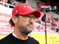 Claus-Dieter Wollitz ist das Gesicht von Energie Cottbus. Derzeit aber hat er mit Schulterproblemen zu kämpfen.