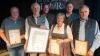 Ehrungen beim 100. Jubiläum der SG Unterschneitbach: (vorne von links) Günter Koppold (Ehrenmitglied), Anton Gottschalk (Ehrenschützenmeister), Rosi Gottschalk (Ehrenmitglied) und Leonhard Pfaffenzeller (Ehrenmitglied) sowie (hinten von links) Zweiter Schützenmeister Alexander Neumair und Schützenmeister Hubert Friedl.