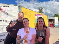 Unterwegs auf dem Schlemmerfest: Selina Wegmann (30), Sophie Rebel (27) und Jaqueline Schmid (28) probieren sich durch das neue Weinangebot.