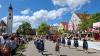 Am Dorfplatz applaudierten die Ehrengäste des Festes von der Bühne und jubelten dem Festumzug zu, der von den Westendorfer Festdamen angeführt wurde.