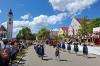 Am Dorfplatz applaudierten die Ehrengäste des Festes von der Bühne und jubelten dem Festumzug zu, der von den Westendorfer Festdamen angeführt wurde.