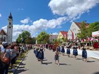 Am Dorfplatz applaudierten die Ehrengäste des Festes von der Bühne und jubelten dem Festumzug zu, der von den Westendorfer Festdamen angeführt wurde.