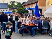 Bereits am frühen Samstagabend war der Aindlinger Marktplatz Treffpunkt vieler Besucherinnen und Besucher. Sie genossen bei unterhaltsamer Musik und bester Bewirtung das gesellige Beisammensein.