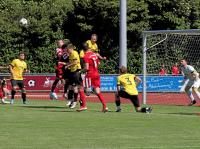 Hier springt Hannes Gärtner am höchsten und kann für seinen FC Lauingen klären. Der Abstieg war aber nicht zu verhindern.