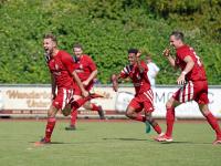 Torschütze Nikolas Bee (links) und seine Mitspieler jubeln: Mit dem Sieg über den FC Lauingen geht es für die Oettinger nach einer Saison Kreisklasse wieder nach oben.