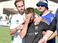 Musste nach der Niederlage seinem Team Trost spenden: Karlskrons Trainer Max Seitle (links).
