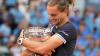 Alexander Zverev mit dem Sieger-Pokal.