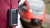 Die Bahn sucht Wege, ihr Zugpersonal besser vor Übergriffen zu schützen, etwa durch das Tragen von Bodycams. (Symbolbild)