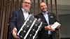 Demonstrativ gute Laune von O2-Manager Jörg Kablitz und OQ-Chef Omar Qaise, die bei der Vorstellung ihres Vorhabens ein Modell eines Satelliten dabeihatten.