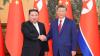 Der nordkoreanische Machthaber Kim Jong Un (l) trifft den chinesischen Präsidenten Xi Jinping in der Großen Halle des Volkes. (Archivfoto)