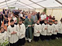 Stadtpfarrer Kohler zelebrierte mit den Rieder Ministranten einen Gottesdienst im Zelt. In der Predigt sprach er über die Gründung der Feuerwehren.