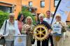 Das Bild zeigt von links vordere Reihe: Dr. Annemarie Keller, Roswitha Nodin, Vorsitzende vom Hospiz, Gabriele Reh-Höb, zukünftige Präsidentin, Friederike Keller, Präsidentin 2025/26; hintere Reihe: Sylvia Rohrhirsch und Sven Ticks.