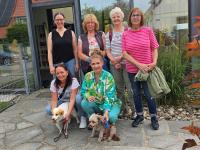 Die Organisatorin von Walk & Talk: Miriam Hurler (hintere Reihe, links) und Leiterin Lilly Falk (vordere Reihe, rechts). Sie freuen sich mit den Teilnehmerinnen auf einen flotten Spaziergang mit interessanten Gesprächen.