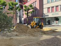 Ein Radlader trug am Montag den Sand vom Moritzplatz ab.