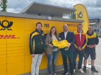 Von links: Markus Ehm (Regionaler Politikbeauftragter Bayern, Deutsche Post und DHL), Monika Müller (Verkaufsleiterin, Netto Marken-Discount), Stephan Völk (Bürgermeister), Stefan Kutzner (Vertriebsleitung Multikanalvertrieb München, Deutsche Post und DHL), Daniel Reiner (Mitarbeiter Auslieferung Deutsche Post und DHL).