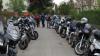 Bei der Motorradsegnung in Gabelbachergreut werden die Fahrzeuge vor dem Kirchplatz gesegnet.