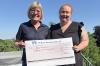 2000 Euro übergab Sabine Schneider an Stefanie Klinke, die stellvertretende Leiterin des Projekts „Regenbogen Wohnen Kinder und Jugend“.