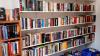 In den Regalen der Bücherei Altenmünster warten beim Bücherflohmarkt zahlreiche gebrauchte Bücher auf neue Leserinnen und Leser.