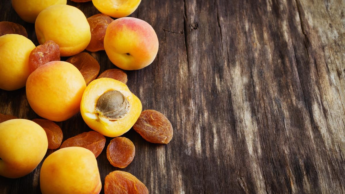 Welche-Vitamine-haben-Aprikosen-und-sind-getrocknete-oder-frische-ges-nder-