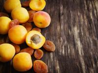 Eine Handvoll getrockneter Aprikosen am Tag liefert zahlreiche Vitamine und Mineralstoffe. Doch nicht jeder verträgt sie gut.