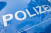 Warum legte ein Unbekannter Drahtgitter in die Radkästen zweier Autos? Die Polizei ermittelt und sucht nach Zeugen.