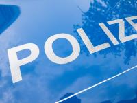 Warum legte ein Unbekannter Drahtgitter in die Radkästen zweier Autos? Die Polizei ermittelt und sucht nach Zeugen.